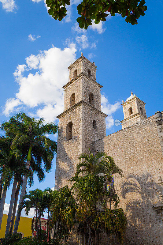 梅里达大教堂(cateddral de San Ildefonso)罗马天主教堂——美洲最古老的教堂之一，也是墨西哥尤卡坦半岛殖民城市梅里达最著名的地标